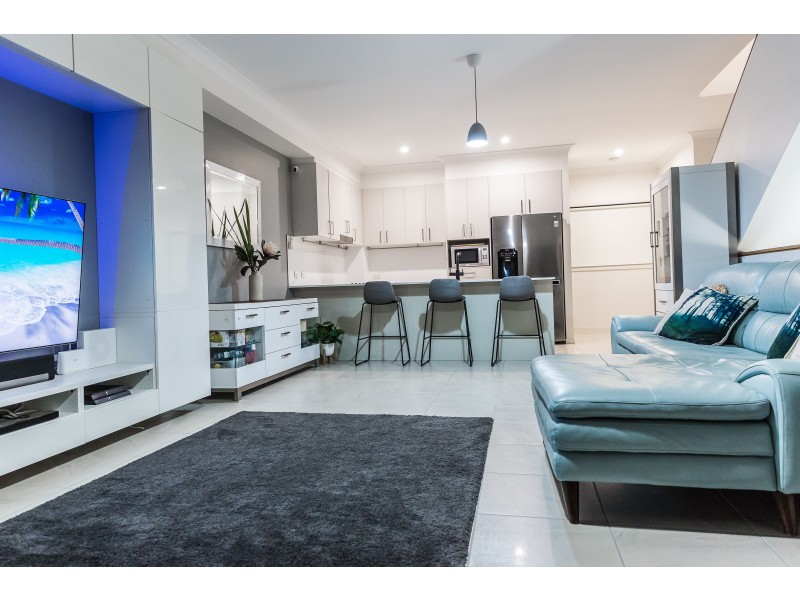 1 Mervyn Thomas Drive, Hope Island QLD 4212