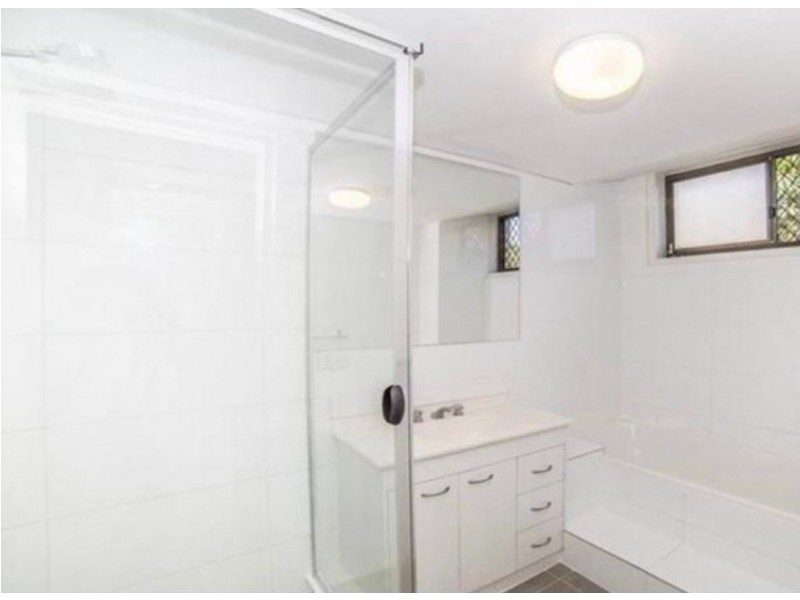 2/10 Elizabeth Avenue, Broadbeach QLD 4218