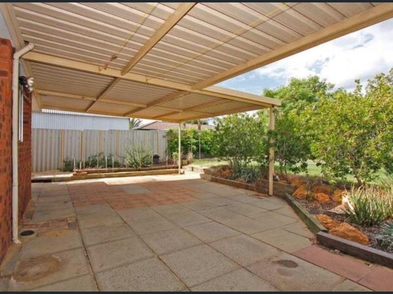 32 Lincoln Road, Forrestfield WA 6058