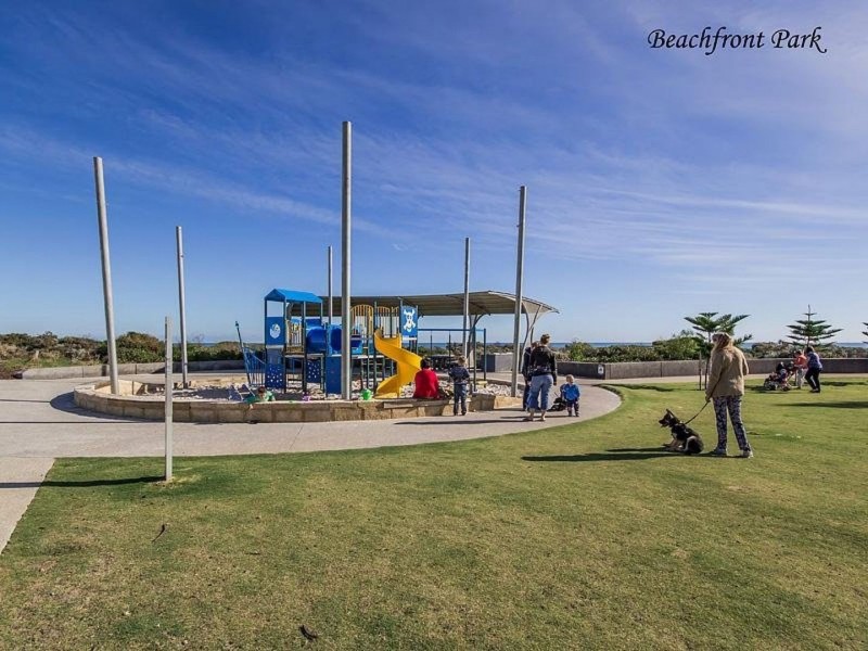 284 Peelwood Parade, Halls Head WA 6210