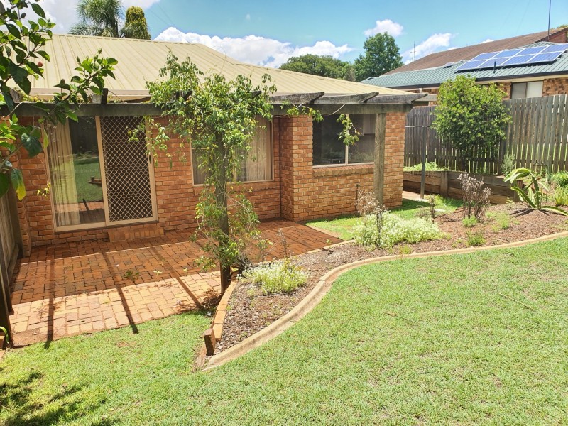 1/6 Hanna Court, Kearneys Spring QLD 4350