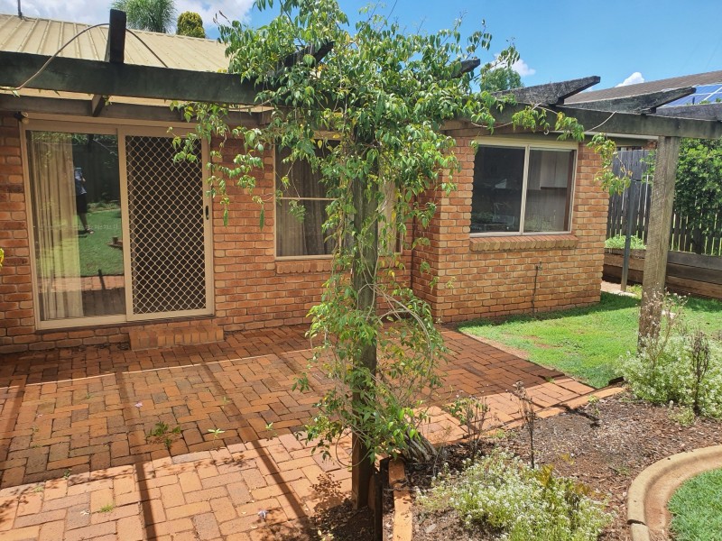 1/6 Hanna Court, Kearneys Spring QLD 4350