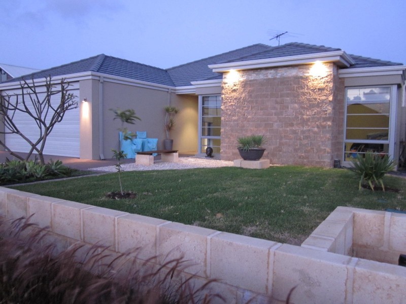 19 Royston Way, Lakelands WA 6180