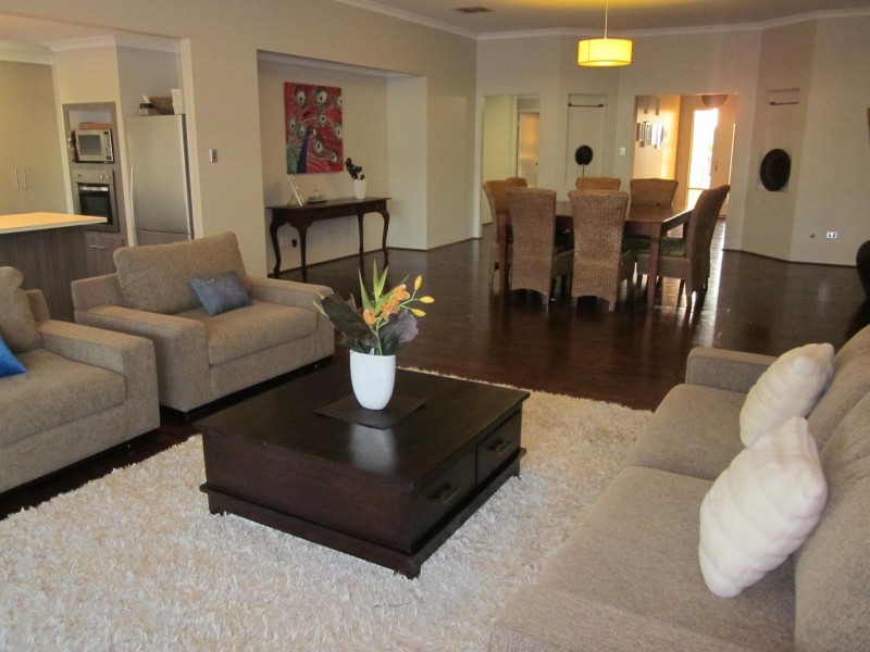 19 Royston Way, Lakelands WA 6180