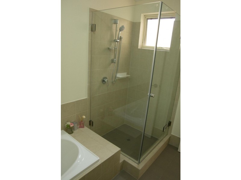 4/4 Debenham Street, Thornlie WA 6108