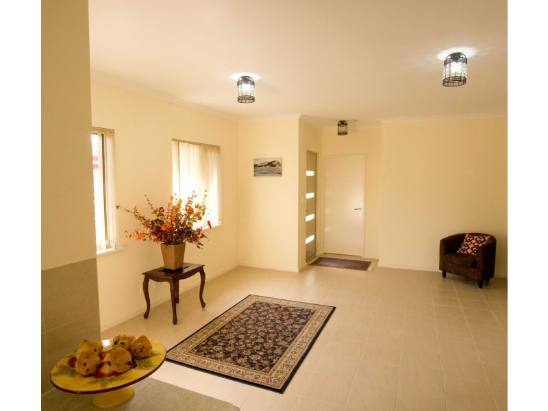 4/4 Debenham Street, Thornlie WA 6108