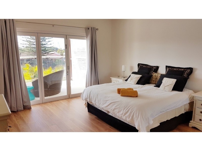 15 Sophie Avenue, Broadbeach Waters QLD 4218