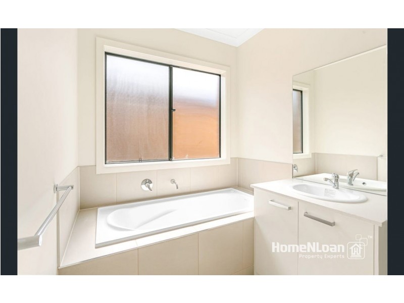 9 Langshan road, Clyde North VIC 3978