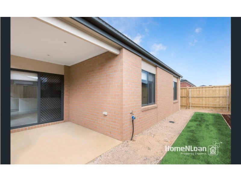 9 Langshan road, Clyde North VIC 3978