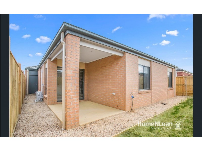 9 Langshan road, Clyde North VIC 3978