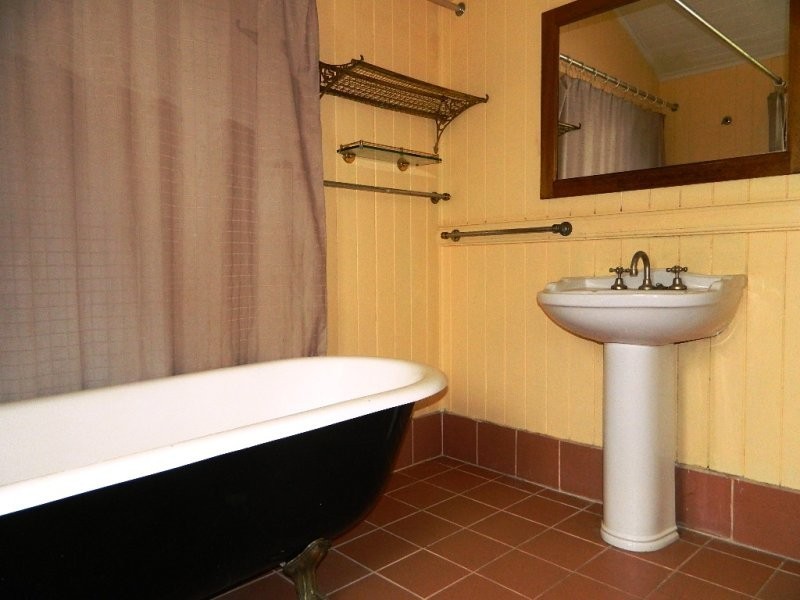 113 Glebe Road, Silkstone QLD 4304