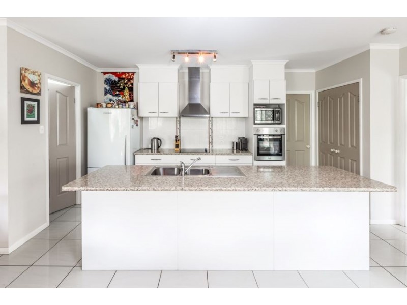 16 Bolingbroke Street East, Fernvale QLD 4306