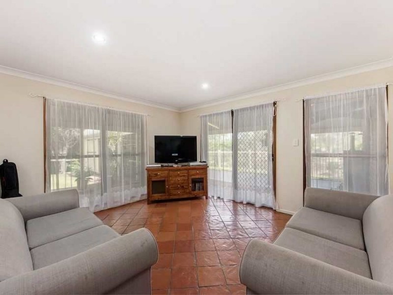 1 Tallarook Court, Karana Downs QLD 4306