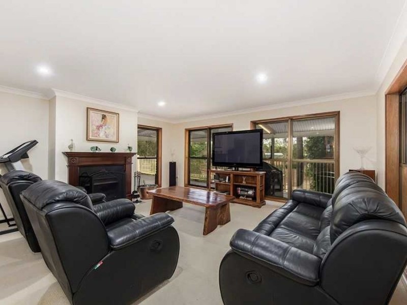 1 Tallarook Court, Karana Downs QLD 4306