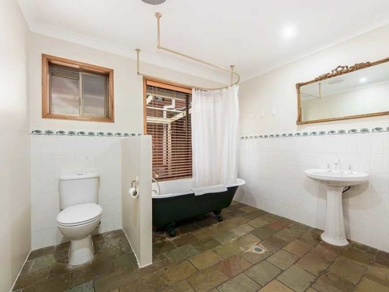 1 Tallarook Court, Karana Downs QLD 4306