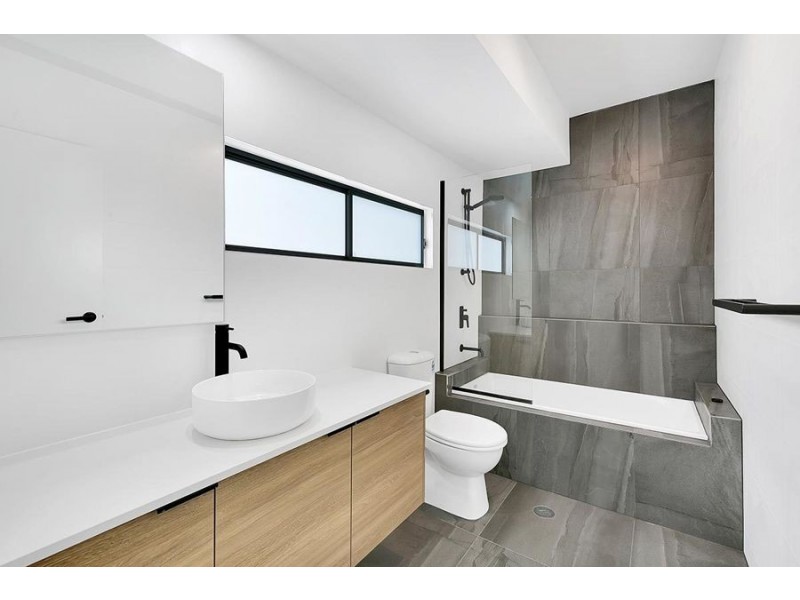 2 / 64 Thomas Street, Greenslopes QLD 4120