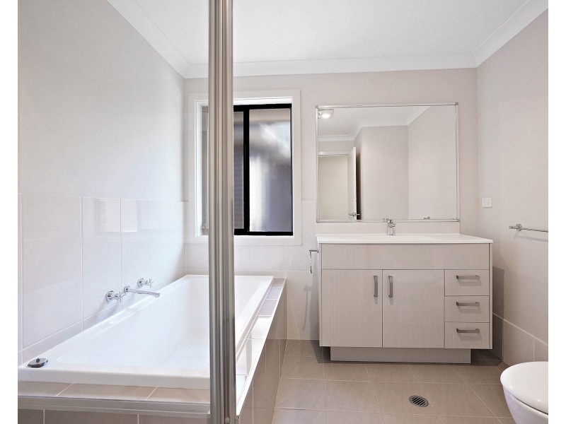 25 Alpine Place, Carnes Hill NSW 2171