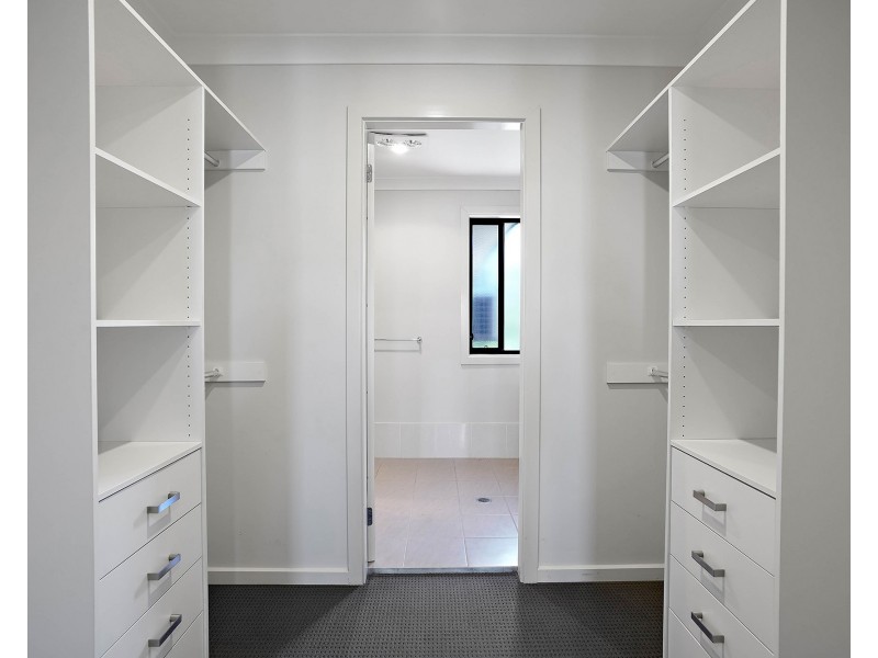 25 Alpine Place, Carnes Hill NSW 2171