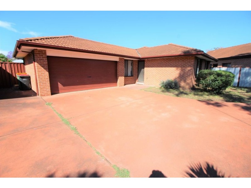 2/4 Kenarf Close, Kingswood NSW 2747