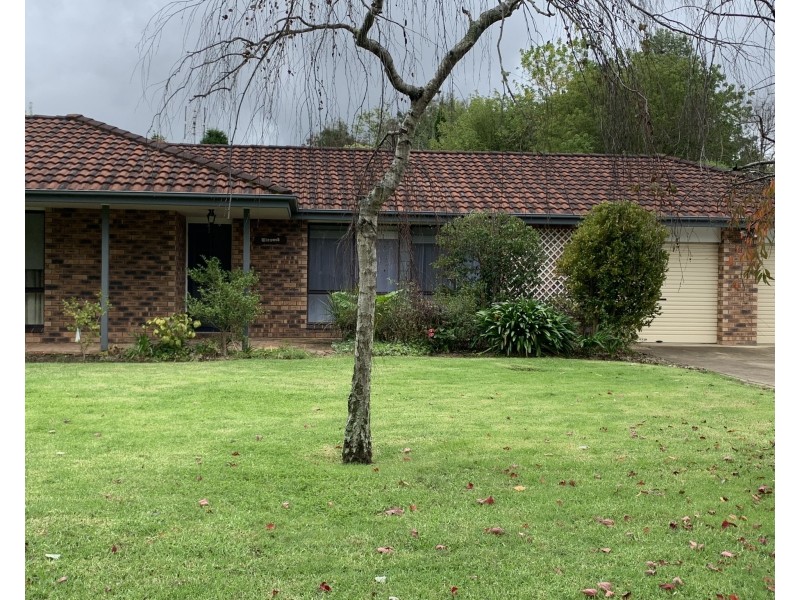 32 BRAESIDE DRIVE, Bowral NSW 2576