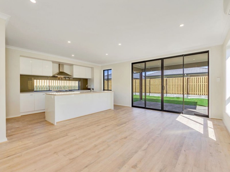 8 SKYLINE STREET, Heathwood QLD 4110