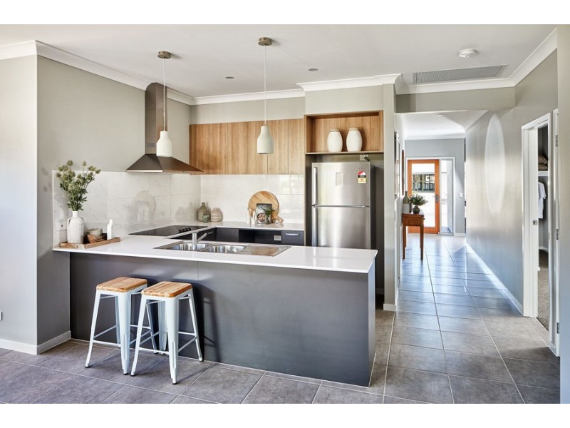 9 Trailblazer Drive, Flagstone QLD 4280