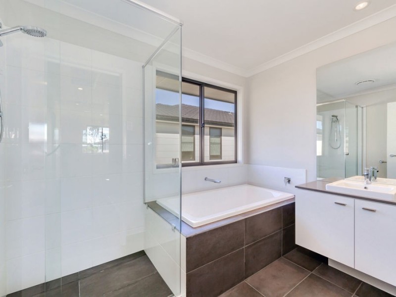 19 MAJESTIC CRESCENT, Hemmant QLD 4174