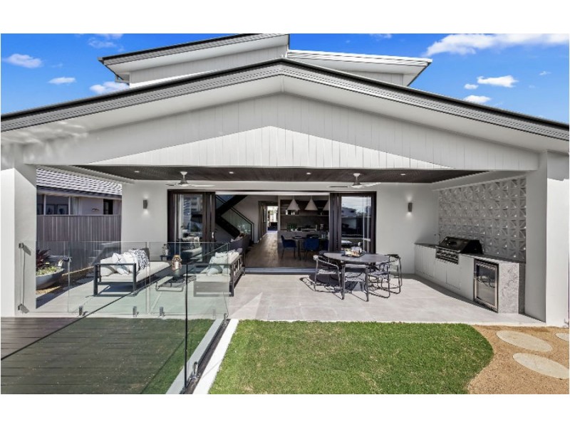 4 RANI STREET, Newport QLD 4020