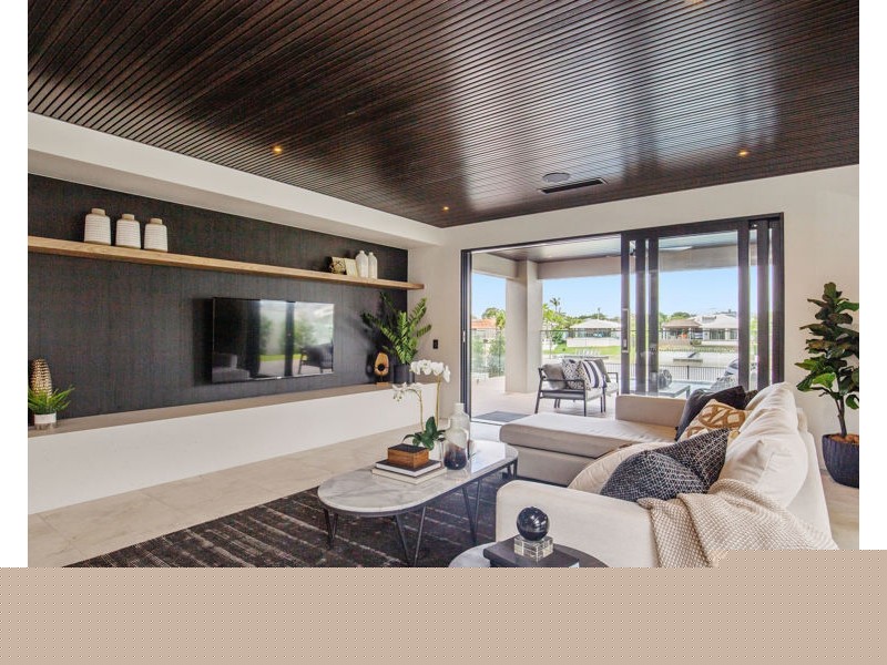 8 Fremar Street, Broadbeach Waters QLD 4218