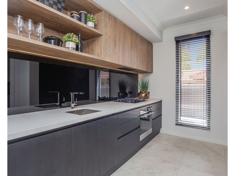 8 Fremar Street, Broadbeach Waters QLD 4218