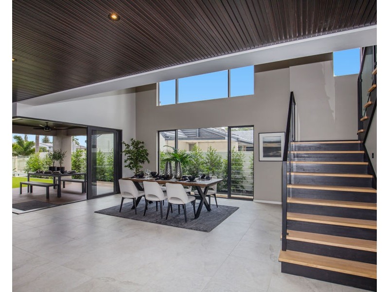 8 Fremar Street, Broadbeach Waters QLD 4218