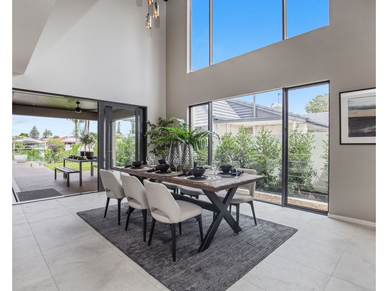 8 Fremar Street, Broadbeach Waters QLD 4218