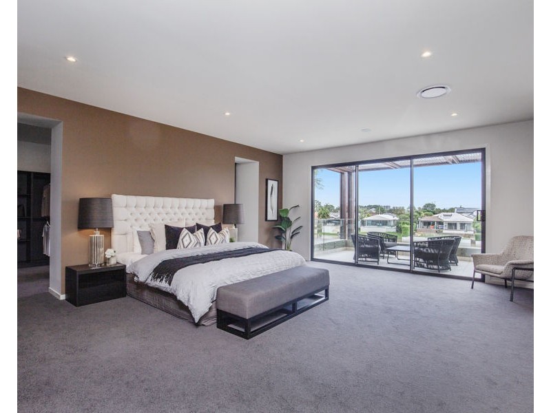 8 Fremar Street, Broadbeach Waters QLD 4218