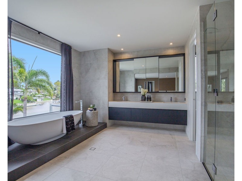 8 Fremar Street, Broadbeach Waters QLD 4218