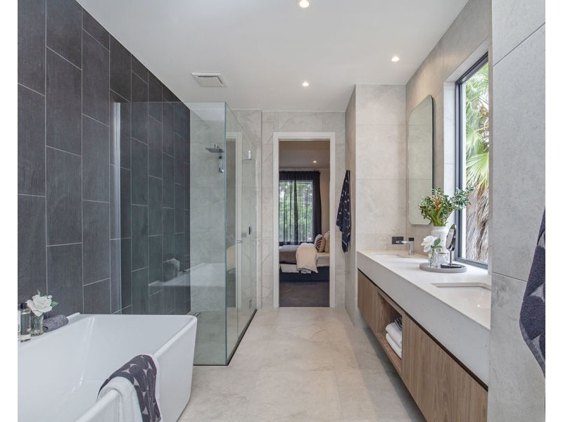 8 Fremar Street, Broadbeach Waters QLD 4218