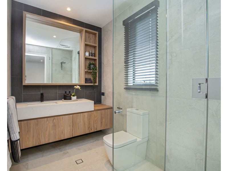 8 Fremar Street, Broadbeach Waters QLD 4218