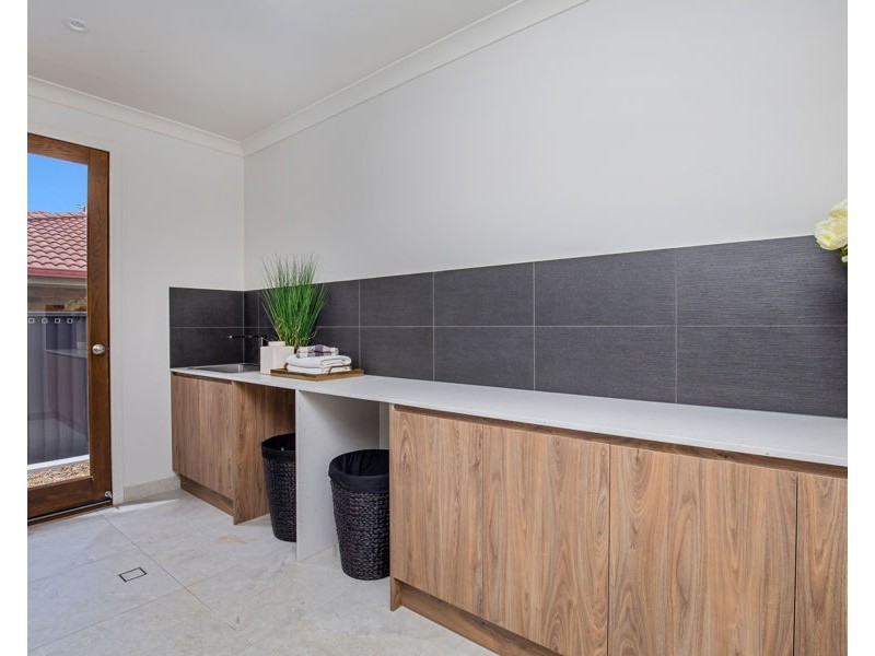 8 Fremar Street, Broadbeach Waters QLD 4218