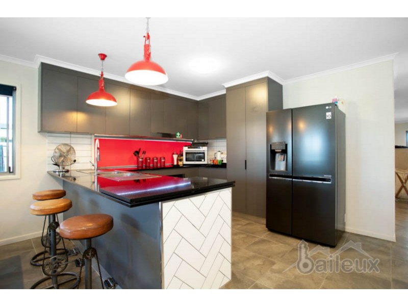 3 Michelle Place, Mirani QLD 4754