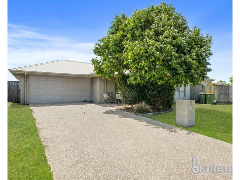 27 Trinity Parade, Blacks Beach QLD 4740
