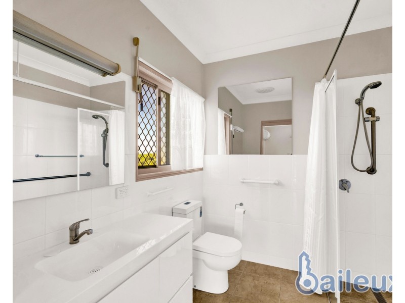 15 Dumfries Court, Beaconsfield QLD 4740