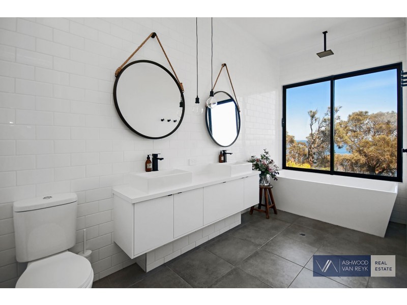 16 Lands End Gr, Metung VIC 3904