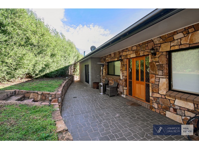 12 Clifton Cl, Wy Yung VIC 3875