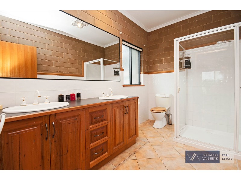 12 Clifton Cl, Wy Yung VIC 3875