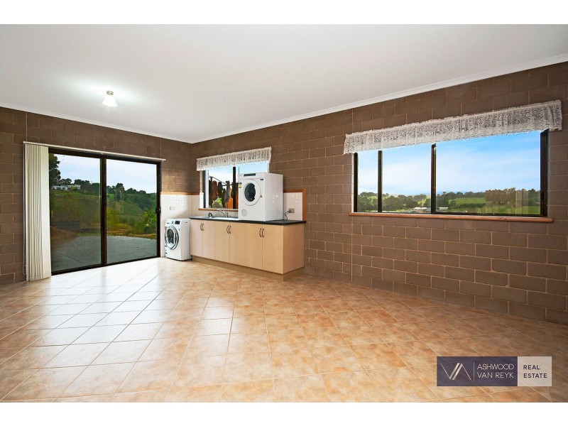 12 Clifton Cl, Wy Yung VIC 3875