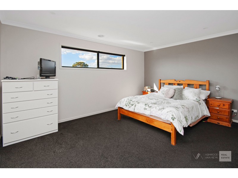13 Len Cook Dr, Eastwood VIC 3875