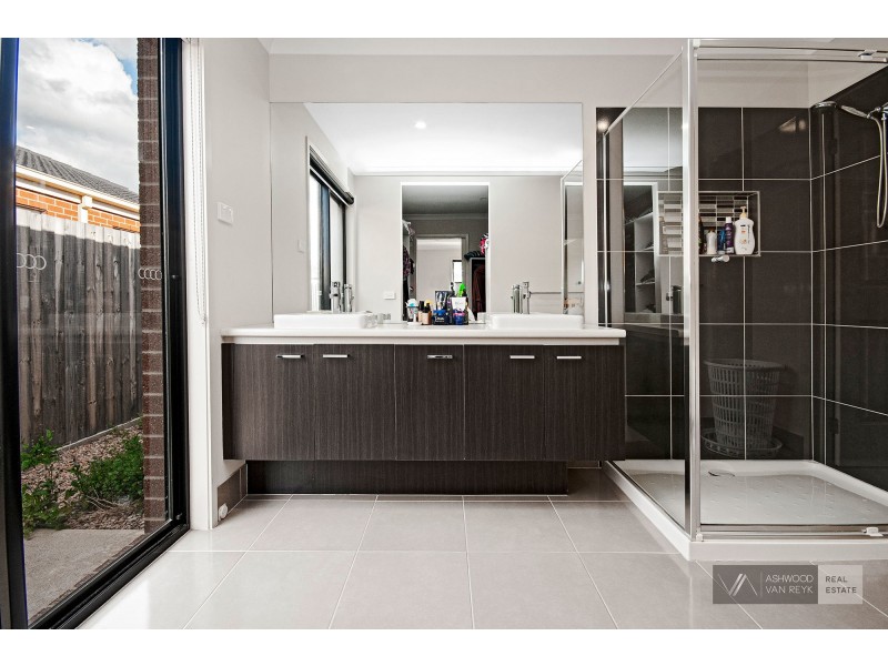 13 Len Cook Dr, Eastwood VIC 3875