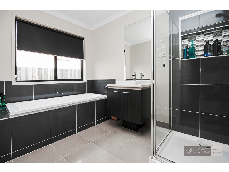 13 Len Cook Dr, Eastwood VIC 3875