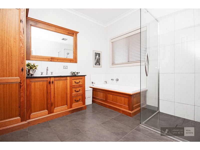 22 Kooralbyn Ct, Eastwood VIC 3875