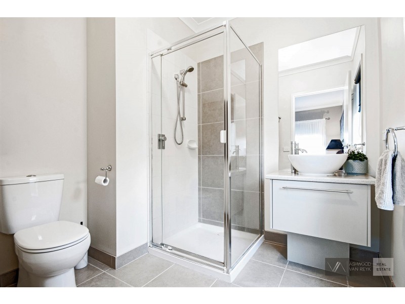 8 The Crescent, Eagle Point VIC 3878