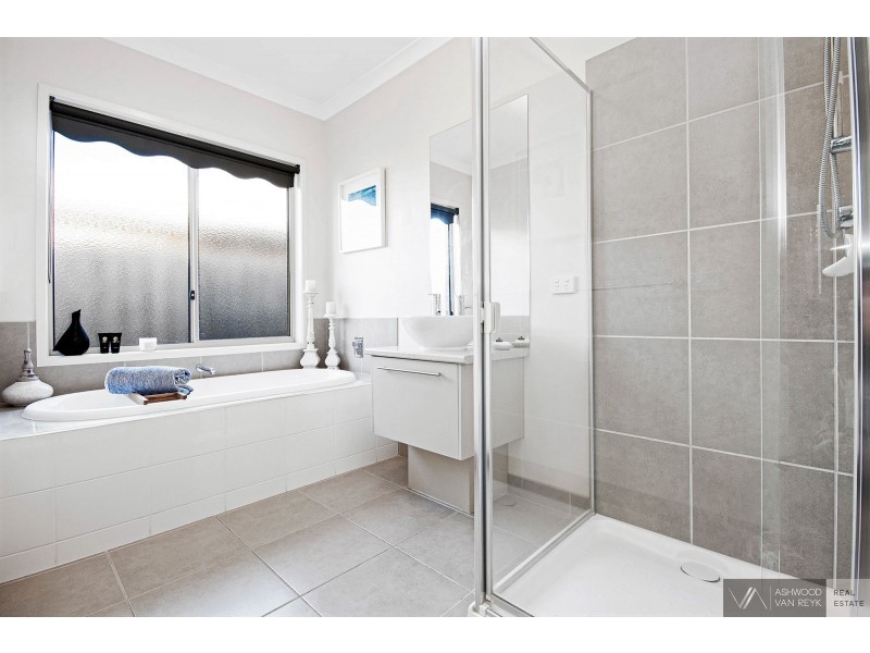 8 The Crescent, Eagle Point VIC 3878